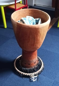 fut de djembé, à repausser et housse bleue